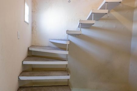 Casa à venda com 550m², 6 quartos e 2 vagas Casa à venda com 550m², 6 quartos e 2 vagasEscada