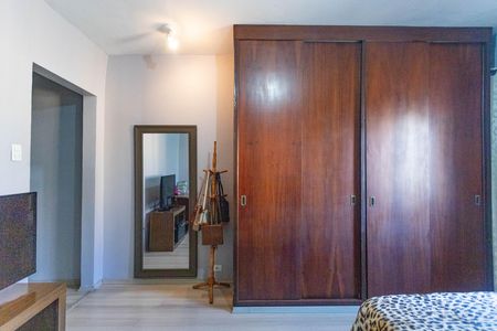 Casa à venda com 550m², 6 quartos e 2 vagas Casa à venda com 550m², 6 quartos e 2 vagasCasa 1 - quarto 2 - suíte