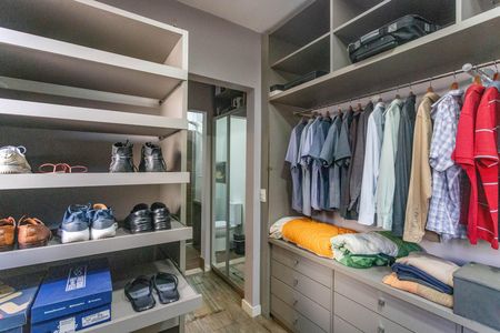 Casa à venda com 550m², 6 quartos e 2 vagas Casa à venda com 550m², 6 quartos e 2 vagasCasa 1 - Closet da suíte 1