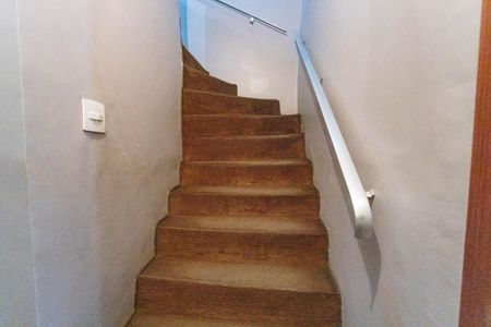 Casa à venda com 550m², 6 quartos e 2 vagas Casa à venda com 550m², 6 quartos e 2 vagasCasa 1 - Escada