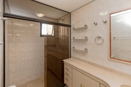 Apartamento para alugar com 178m², 4 quartos e 3 vagas Apartamento para alugar com 178m², 4 quartos e 3 vagasBanheiro da Suíte 1