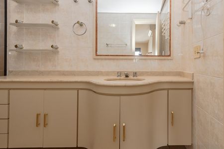 Apartamento para alugar com 178m², 4 quartos e 3 vagas Apartamento para alugar com 178m², 4 quartos e 3 vagasBanheiro da Suíte 1