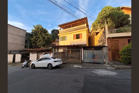 Fachada de casa à venda com 4 quartos, 215m² em Chora Menino, São Paulo