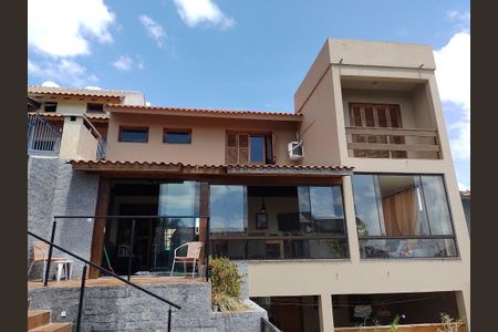 Casa à venda com 350m², 3 quartos e 3 vagas Casa à venda com 350m², 3 quartos e 3 vagasFachada