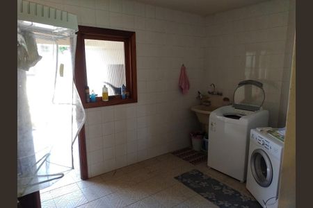 Casa à venda com 350m², 3 quartos e 3 vagas Casa à venda com 350m², 3 quartos e 3 vagasÁrea de serviço