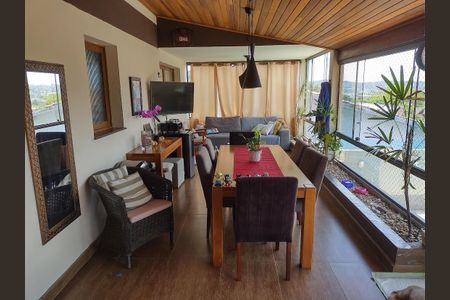 Casa à venda com 350m², 3 quartos e 3 vagas Casa à venda com 350m², 3 quartos e 3 vagasVaranda