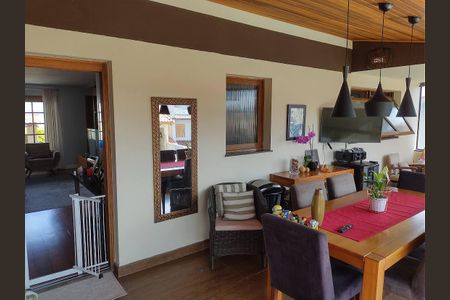 Casa à venda com 350m², 3 quartos e 3 vagas Casa à venda com 350m², 3 quartos e 3 vagasVaranda