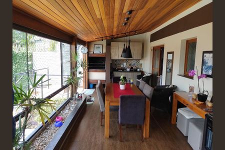 Casa à venda com 350m², 3 quartos e 3 vagas Casa à venda com 350m², 3 quartos e 3 vagasVaranda
