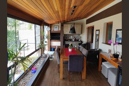 Casa à venda com 350m², 3 quartos e 3 vagas Casa à venda com 350m², 3 quartos e 3 vagasVaranda