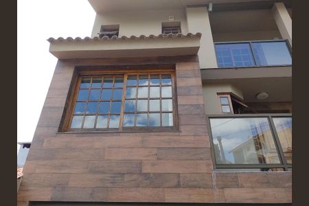 Casa à venda com 350m², 3 quartos e 3 vagas Casa à venda com 350m², 3 quartos e 3 vagasÁrea externa