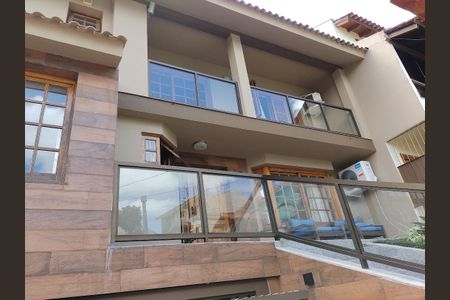 Casa à venda com 350m², 3 quartos e 3 vagas Casa à venda com 350m², 3 quartos e 3 vagasÁrea externa