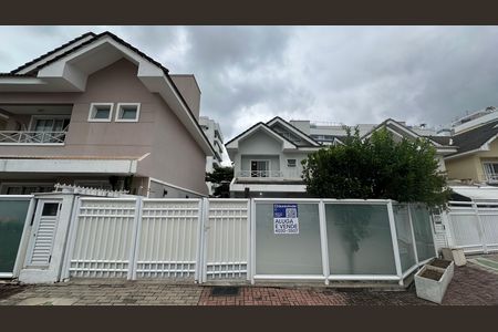 Casa de condomínio à venda com 240m², 4 quartos e 2 vagasFachada