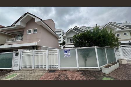 Casa de condomínio à venda com 240m², 4 quartos e 2 vagasFachada