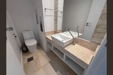 Casa de condomínio à venda com 240m², 4 quartos e 2 vagasLavabo