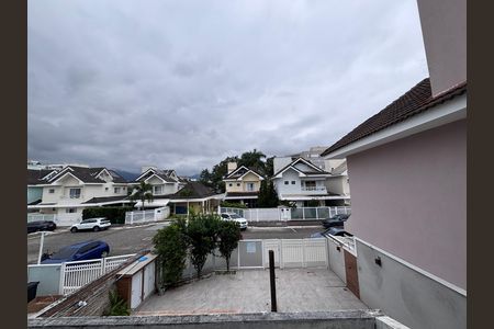 Casa de condomínio à venda com 240m², 4 quartos e 2 vagasVaranda
