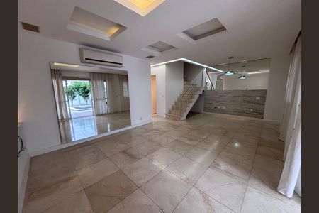 Casa de condomínio à venda com 240m², 4 quartos e 2 vagasSala