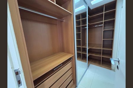 Casa de condomínio à venda com 240m², 4 quartos e 2 vagasCloset do quarto 2