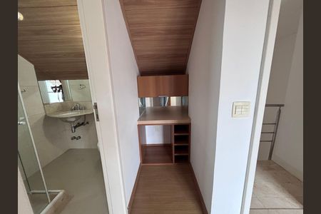 Casa de condomínio à venda com 240m², 4 quartos e 2 vagasSótão 