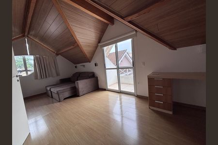 Casa de condomínio à venda com 240m², 4 quartos e 2 vagasSótão 