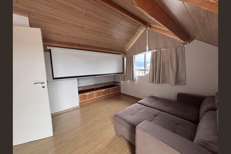 Casa de condomínio à venda com 240m², 4 quartos e 2 vagasSótão 