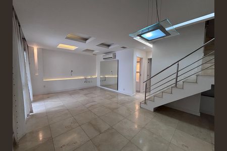 Casa de condomínio à venda com 240m², 4 quartos e 2 vagasSala