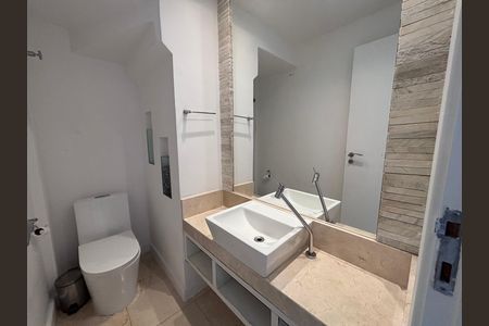 Casa de condomínio à venda com 240m², 4 quartos e 2 vagasLavabo