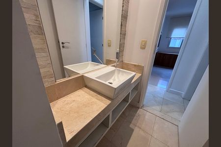 Casa de condomínio à venda com 240m², 4 quartos e 2 vagasLavabo