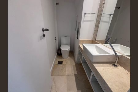 Casa de condomínio à venda com 240m², 4 quartos e 2 vagasLavabo