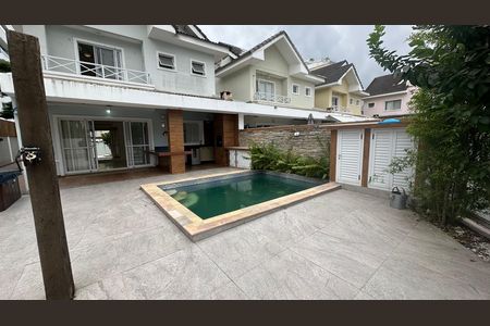 Casa de condomínio à venda com 240m², 4 quartos e 2 vagasPiscina