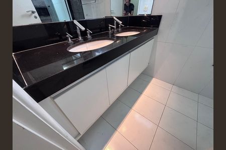 Casa de condomínio à venda com 240m², 4 quartos e 2 vagasBanheiro do Quarto 2