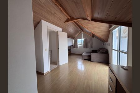 Casa de condomínio à venda com 240m², 4 quartos e 2 vagasSótão 