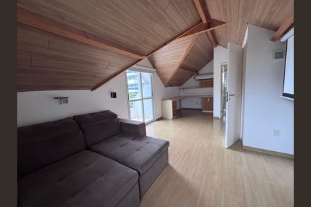 Casa de condomínio à venda com 240m², 4 quartos e 2 vagasSótão 