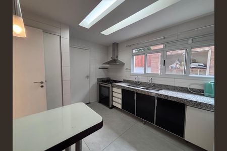 Casa de condomínio à venda com 240m², 4 quartos e 2 vagasCozinha