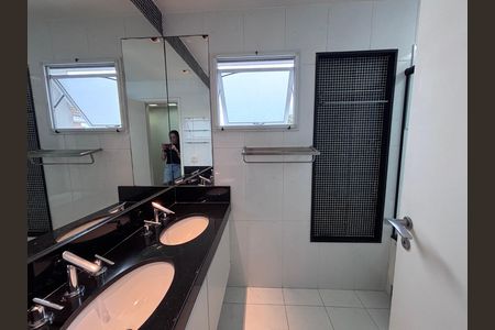 Casa de condomínio à venda com 240m², 4 quartos e 2 vagasBanheiro do Quarto 2