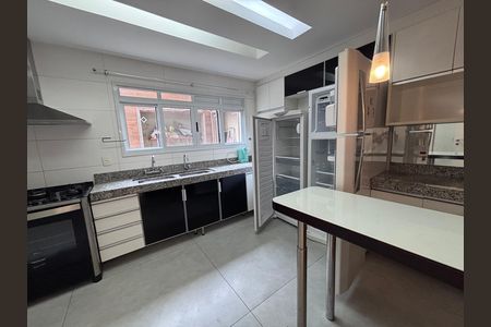 Casa de condomínio à venda com 240m², 4 quartos e 2 vagasCozinha