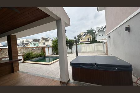 Casa de condomínio à venda com 240m², 4 quartos e 2 vagasJacuzzi 