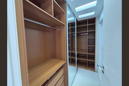 Casa de condomínio à venda com 240m², 4 quartos e 2 vagasCloset do quarto 2