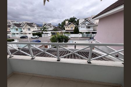 Casa de condomínio à venda com 240m², 4 quartos e 2 vagasVaranda