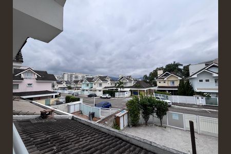 Casa de condomínio à venda com 240m², 4 quartos e 2 vagasVaranda