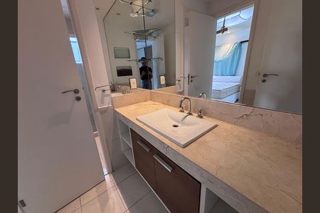 Casa de condomínio à venda com 240m², 4 quartos e 2 vagasBanheiro quarto canadense 3 e 4