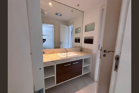 Casa de condomínio à venda com 240m², 4 quartos e 2 vagasBanheiro quarto canadense 3 e 4