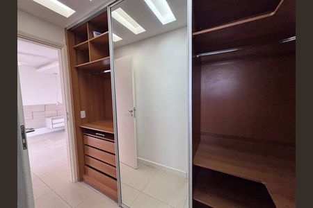 Casa de condomínio à venda com 240m², 4 quartos e 2 vagasCloset do quarto 2