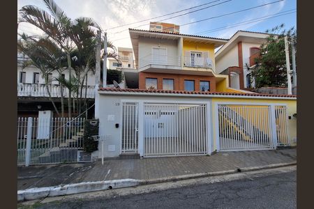 Casa para alugar com 162m², 3 quartos e 4 vagas Casa para alugar com 162m², 3 quartos e 4 vagasFachada
