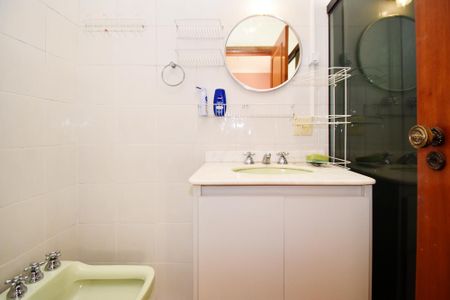banheiro suite 2 de casa à venda com 4 quartos, 651m² em Alto de Pinheiros, São Paulo