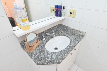 Apartamento à venda com 61m², 2 quartos e 2 vagasBanheiro da Suíte