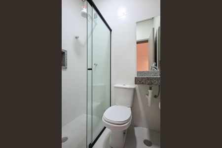 Banheiro de kitnet/studio para alugar com 1 quarto, 18m² em Lapa de Baixo, São Paulo