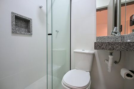 Banheiro de kitnet/studio para alugar com 1 quarto, 18m² em Lapa de Baixo, São Paulo