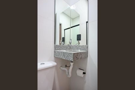 Banheiro de kitnet/studio para alugar com 1 quarto, 18m² em Lapa de Baixo, São Paulo