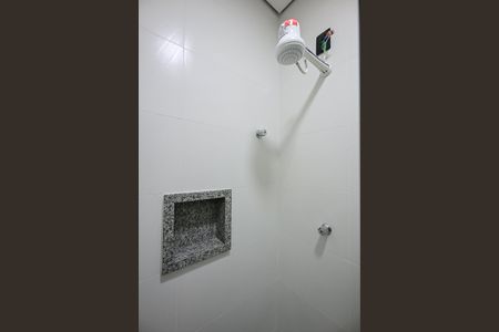 Banheiro de kitnet/studio para alugar com 1 quarto, 18m² em Lapa de Baixo, São Paulo
