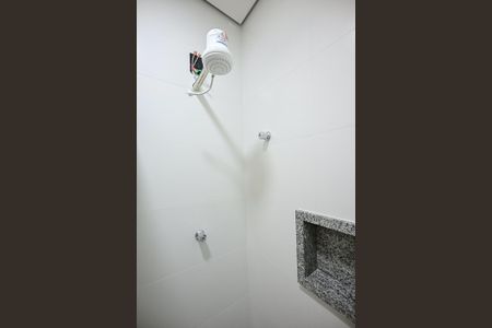 Banheiro de kitnet/studio para alugar com 1 quarto, 15m² em Lapa de Baixo, São Paulo